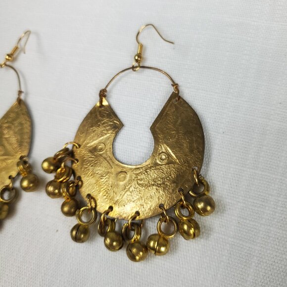 Gorgeous Vintage Gold Tone Indian Style Etched Chandelier Bell Hook Earrings - Picture 5 of 8